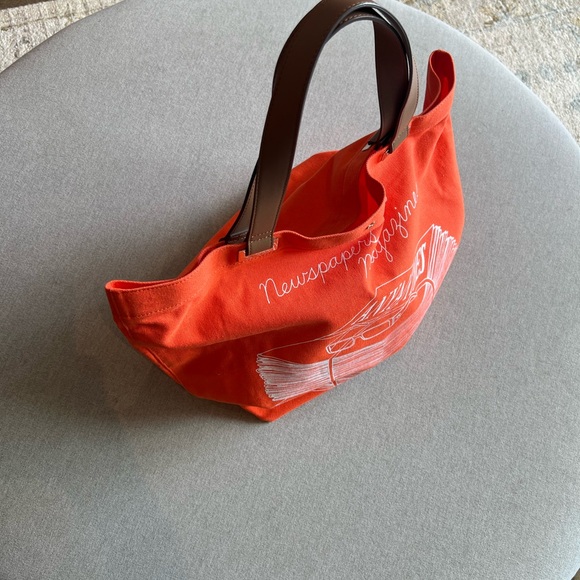 ANYA HINDMARCH-CANVAS TOTE-
Orange “Newspaper and Magazine “ with leather strap - Picture 7 of 7